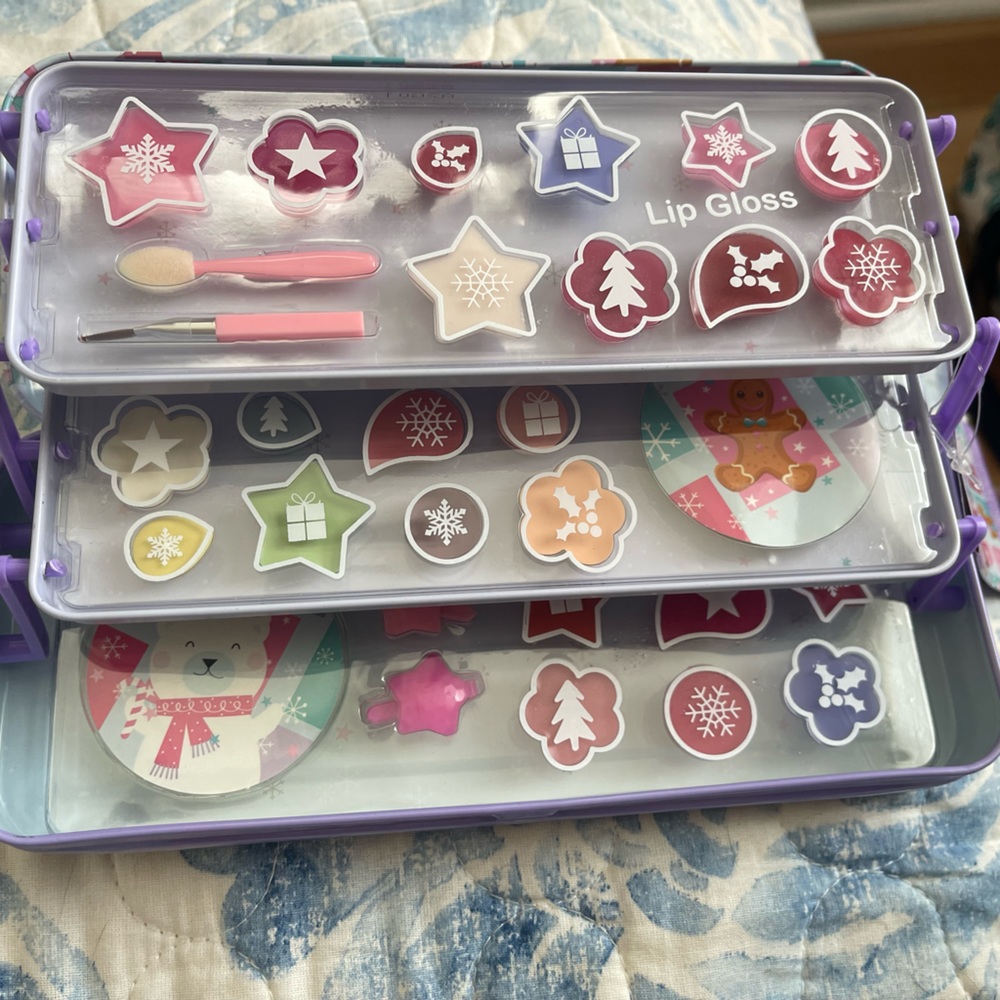 16 piece lipsmacker lip glass set in box in different shapes and crimson. Kids